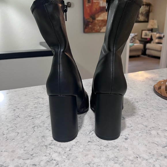 Steve Madden soft beautiful black side zip boot. - Picture 2 of 10